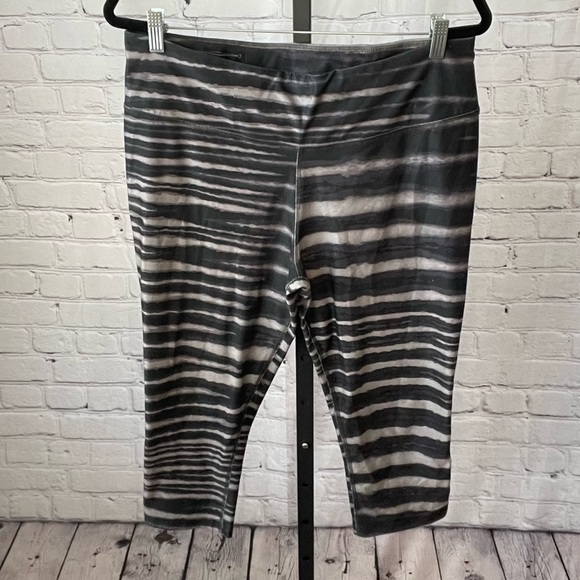 Nike Dri Fit Striped Cropped Pants Size XL - Picture 1 of 4